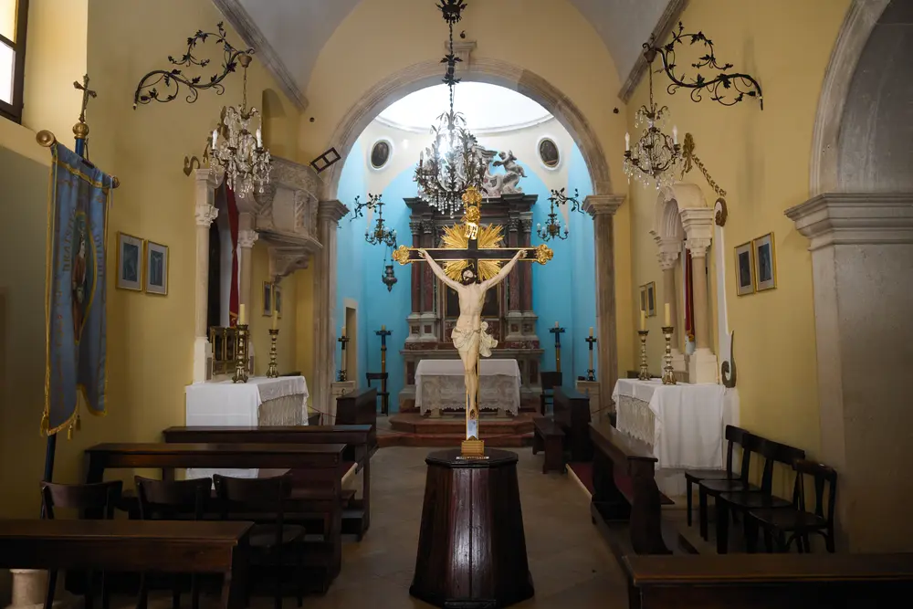 2026-06-13_korcula_church-interior-with-altar_dsc06580.jpg