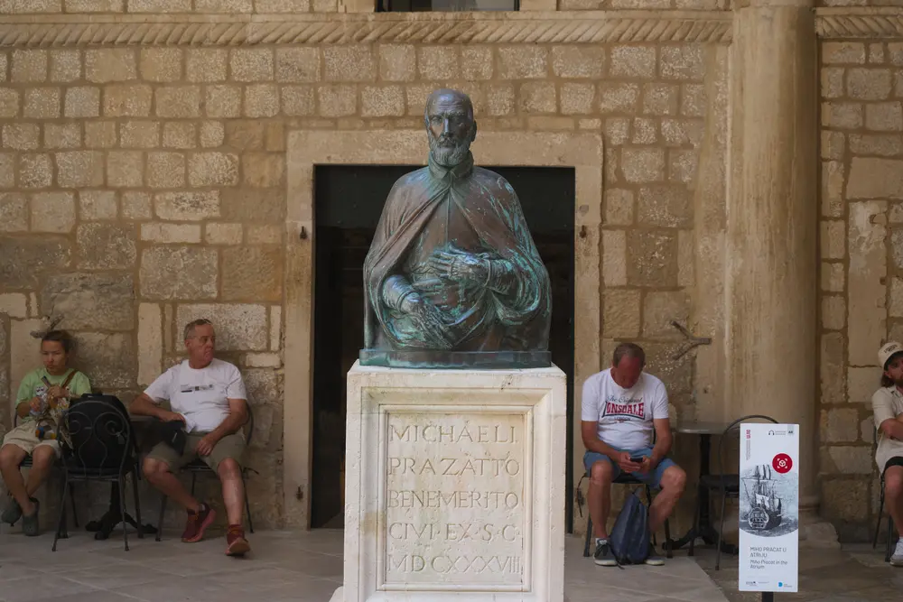 2026-06-15_dubrovnik_bronze-bust-and-benches_dsc07593.jpg