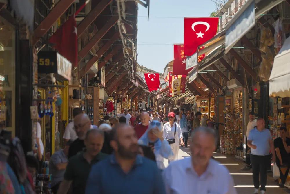 2026-06-07_istanbul_bazaar-lane-with-flags_dsc03813.jpg