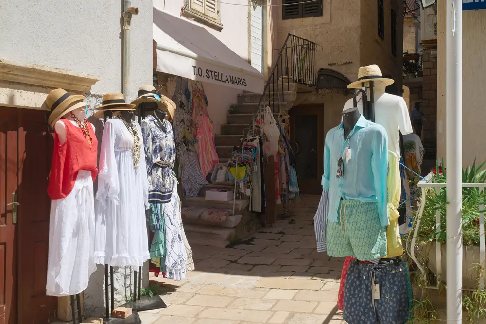 2026-06-14_korcula_clothes-shop-on-alley_dsc06984.jpg