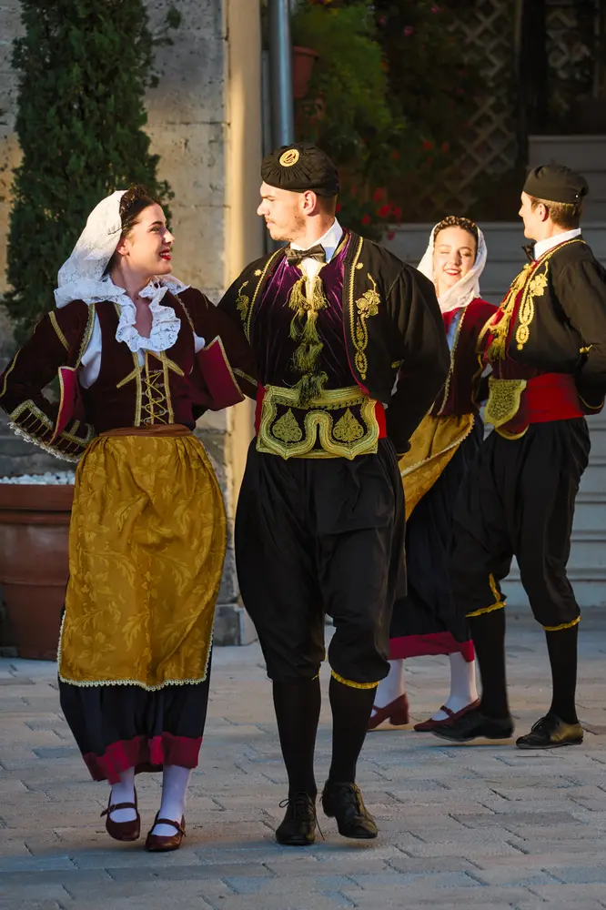 2026-06-12_perast_folk-dancers-in-costume_dsc06359.jpg