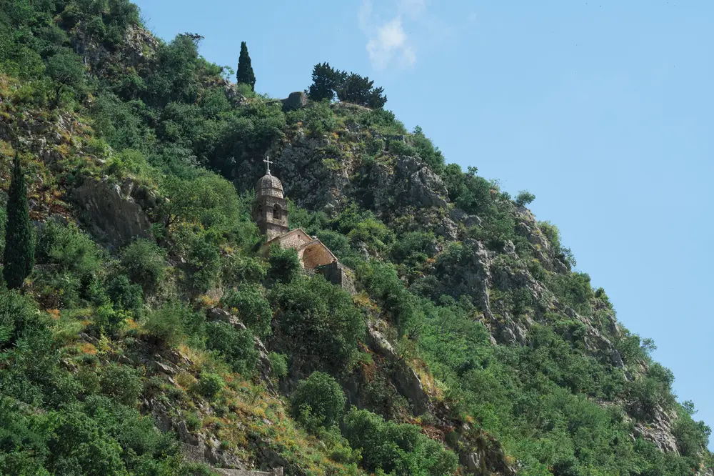 2026-06-11_kotor_hilltop-chapel-ruins_dsc05587.jpg
