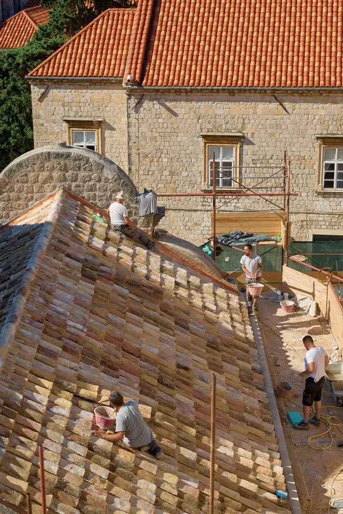 2026-06-10_dubrovnik_roof-repair-from-walls_dsc04965.jpg