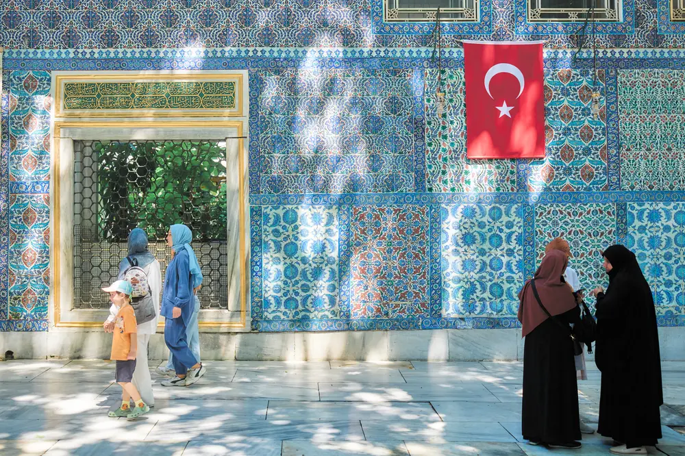 2026-06-08_istanbul_tiled-courtyard-visitors_dsc04337.jpg