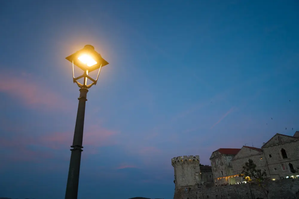2026-06-14_korcula_lit-street-lamp-at-dusk_dsc07431.jpg