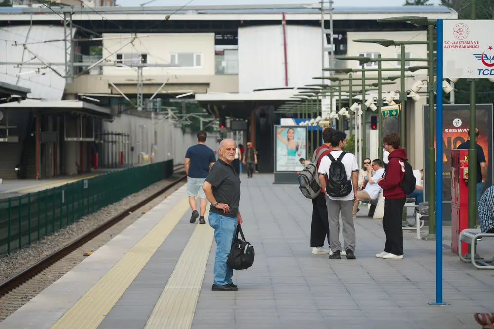 2026-06-06_istanbul_tram-station-platform_dsc02592.jpg