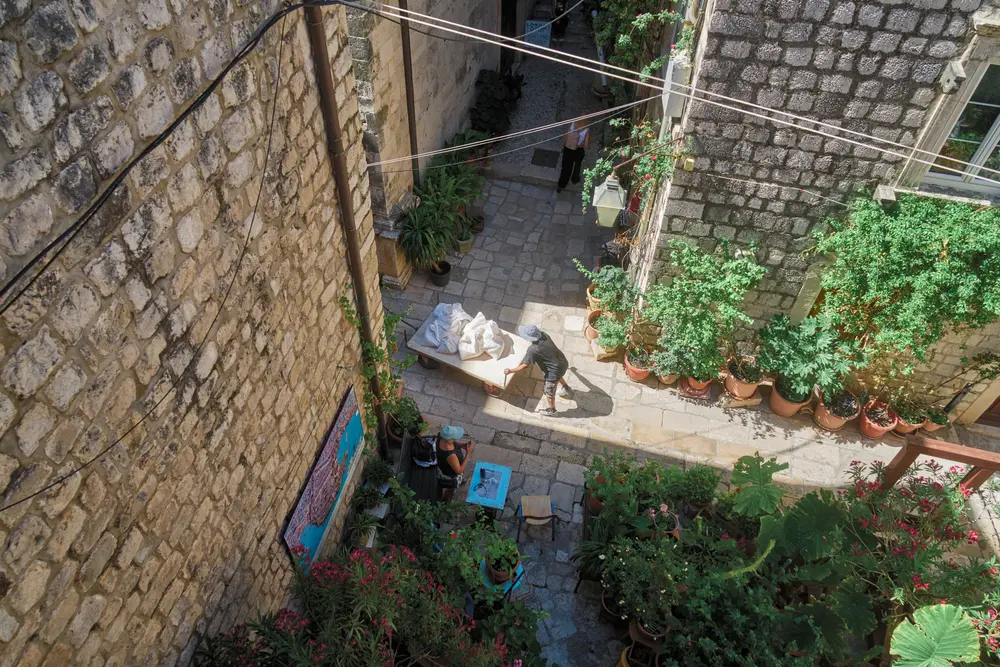 2026-06-10_dubrovnik_backyard-from-stone-stairs_dsc05085.jpg