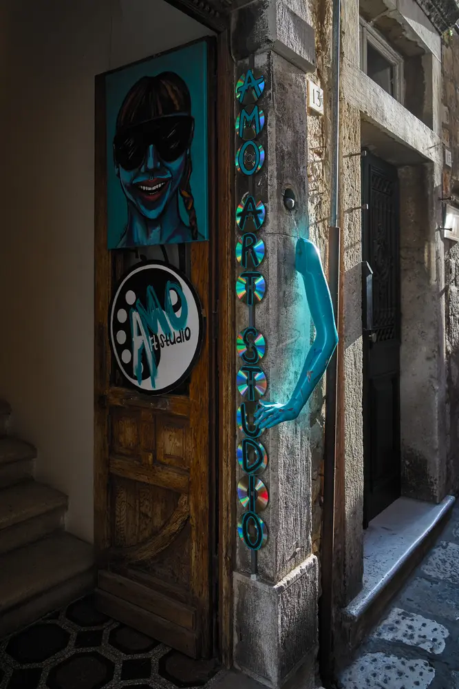 2026-06-15_dubrovnik_street-art-doorway_dsc07707.jpg