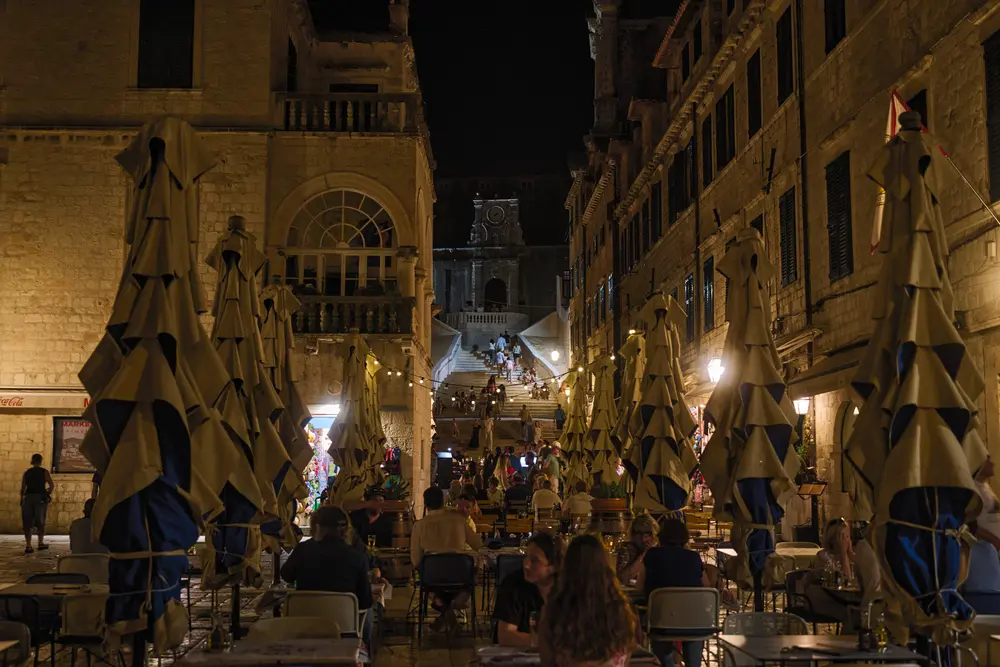2026-06-15_dubrovnik_folded-umbrellas-at-night_dsc08015.jpg
