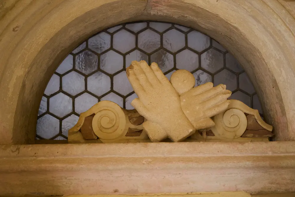 2026-06-13_korcula_carved-hands-over-window_dsc06609.jpg