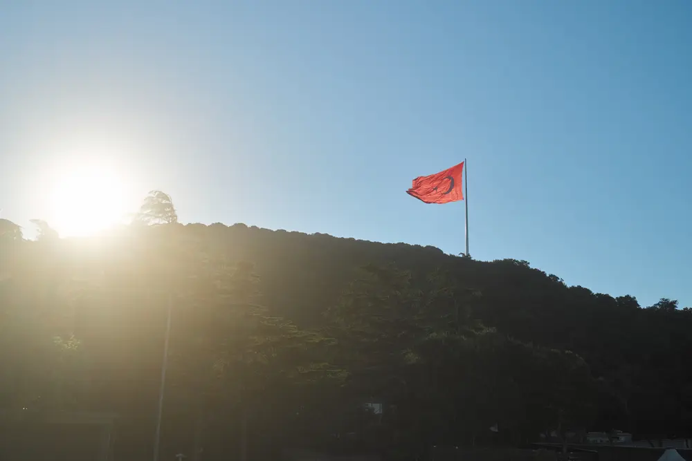 2026-06-06_istanbul_flag-on-hillside-sunset_dsc03344.jpg
