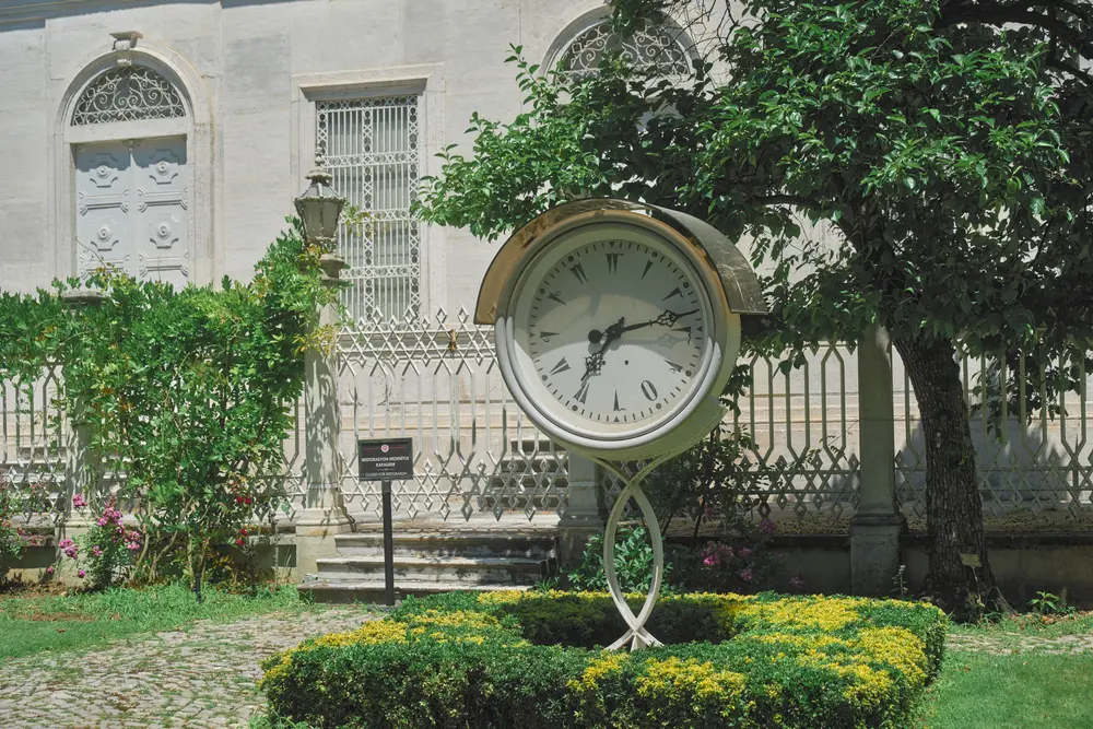 2026-06-06_istanbul_ornate-garden-clock_dsc02753.jpg