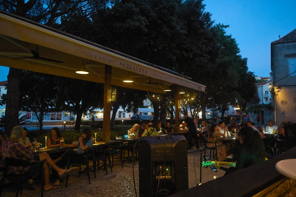 2026-06-13_korcula_waterfront-restaurant-at-dusk_dsc06879.jpg