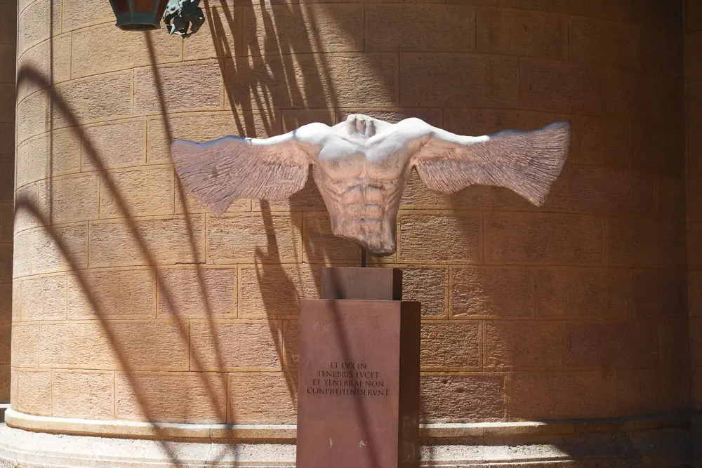 2026-06-06_istanbul_winged-bull-sculpture_dsc02938.jpg