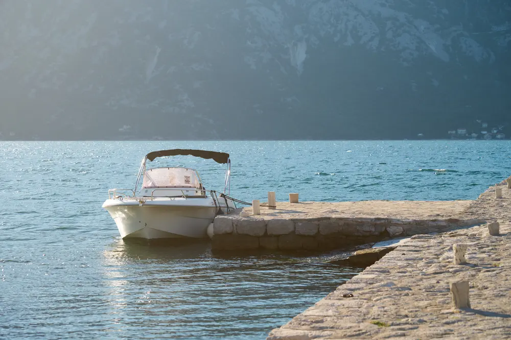 2026-06-12_perast_boat-moored-at-jetty_dsc06264.jpg