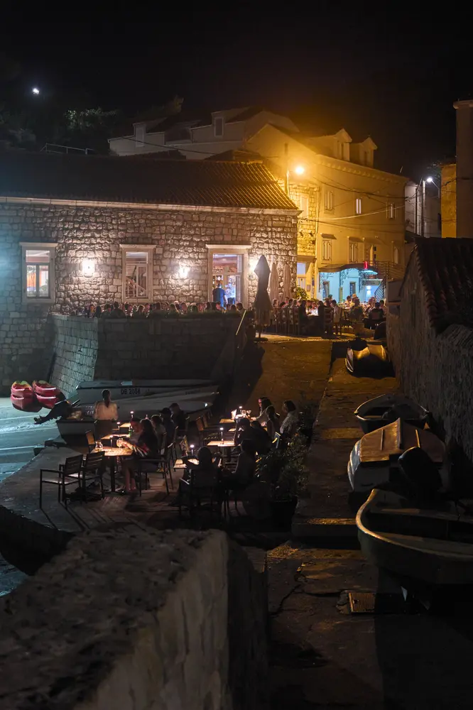 2026-06-15_dubrovnik_cliffside-bar-at-night_dsc08042.jpg