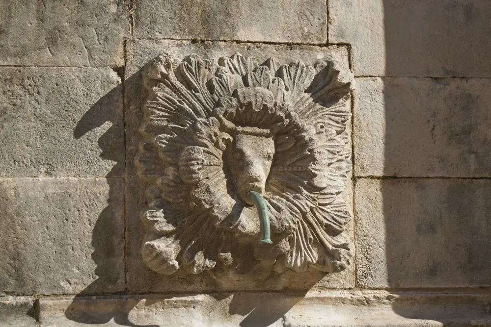 2026-06-15_dubrovnik_wall-fountain-mask-relief_dsc07657.jpg