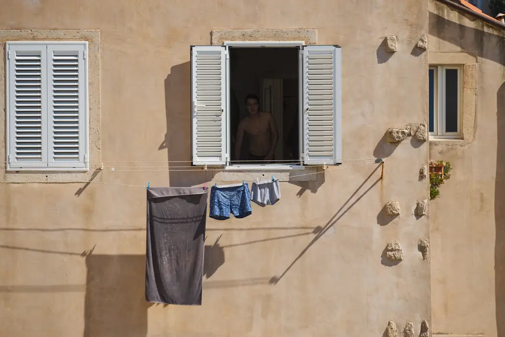 2026-06-10_dubrovnik_laundry-under-open-window_dsc05069.jpg