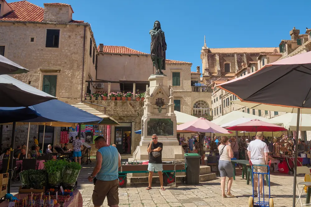 2026-06-10_dubrovnik_market-square-parasols_dsc05102.jpg