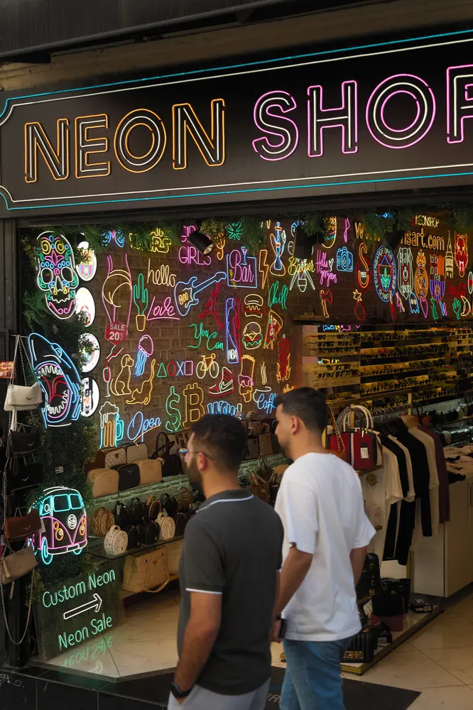 2026-06-06_istanbul_neon-sign-shop_dsc03093.jpg