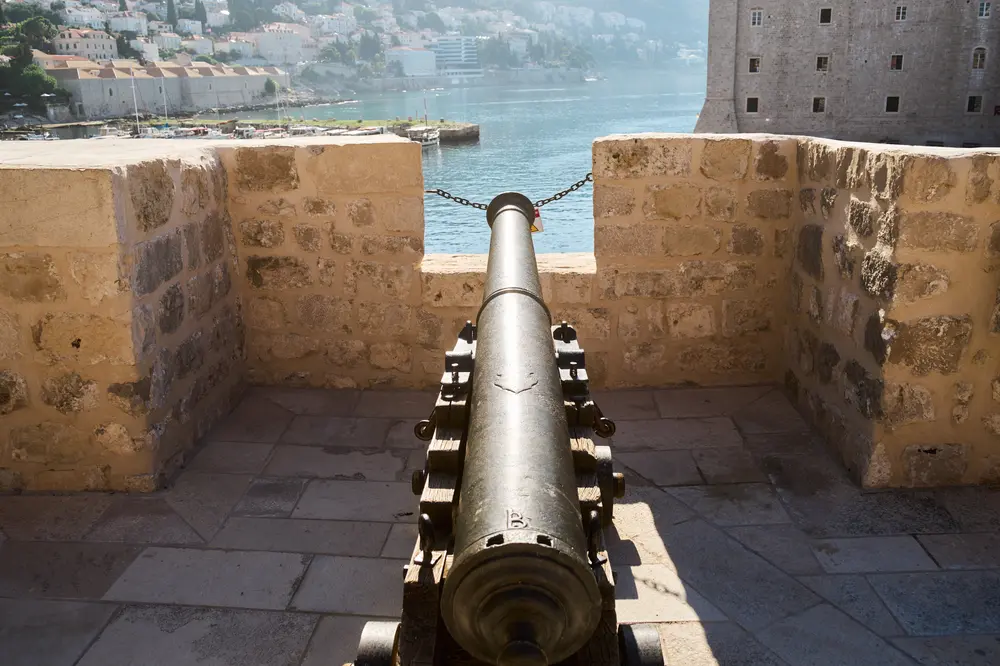 2026-06-10_dubrovnik_cannon-on-fort-terrace_dsc04848.jpg