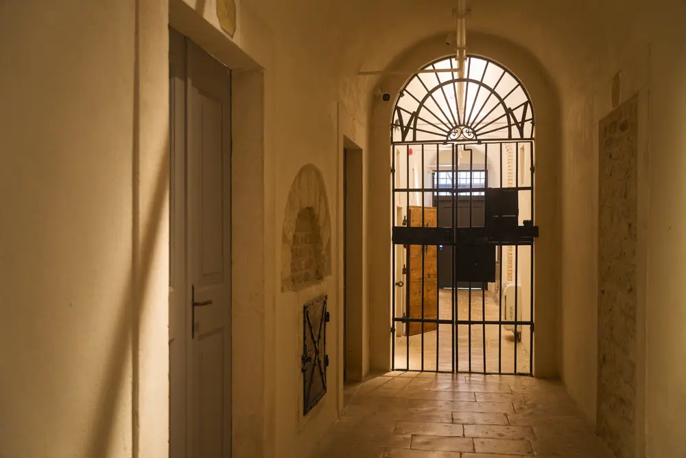 2026-06-12_kotor_museum-corridor-gate_dsc05894.jpg