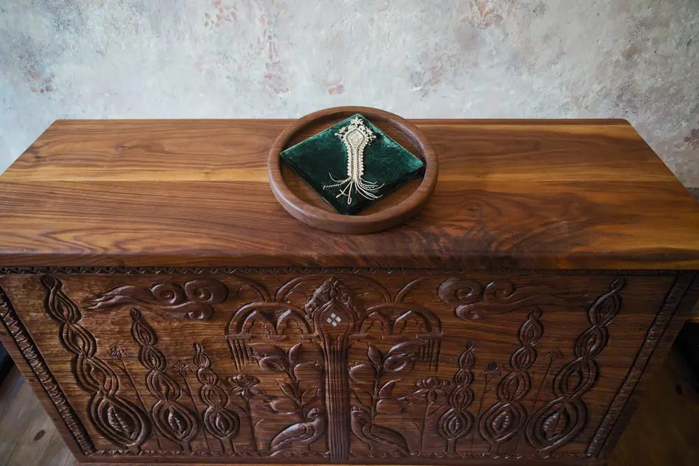 2026-06-12_kotor_carved-wooden-chest_dsc05885.jpg