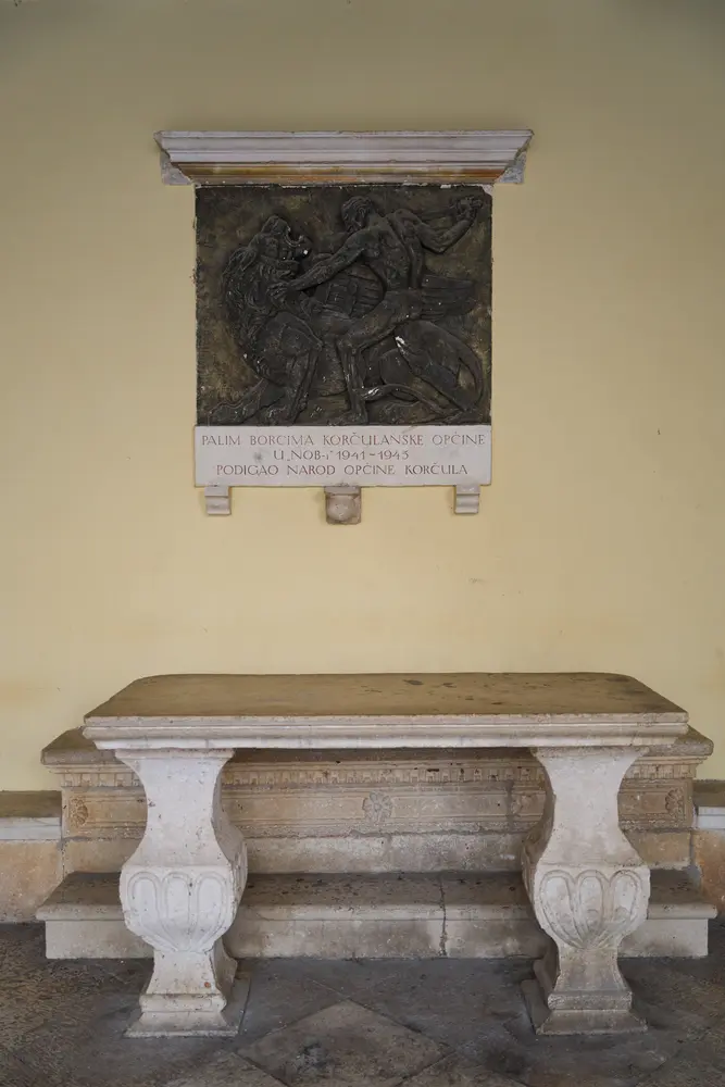 2026-06-14_korcula_stone-bench-and-relief_dsc07121.jpg