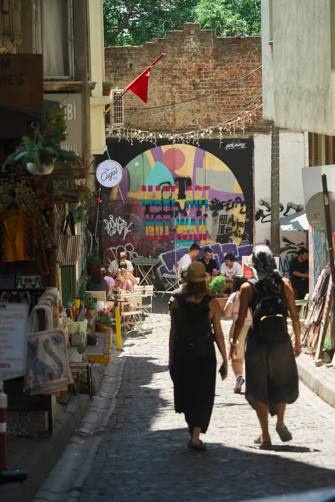 2026-06-06_istanbul_souvenir-alley-slope_dsc03021.jpg