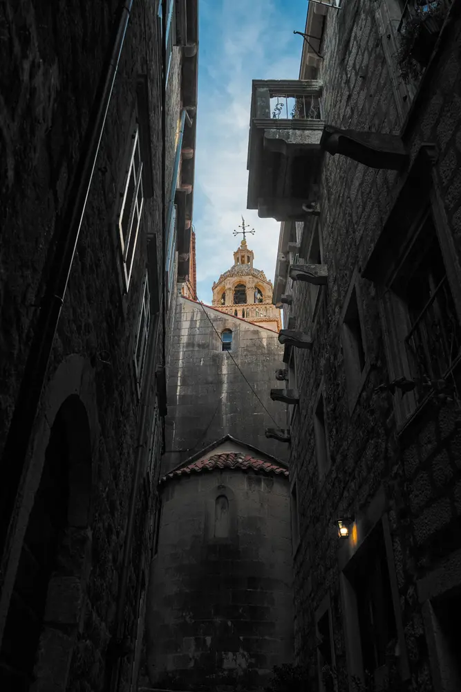2026-06-13_korcula_dark-alley-toward-tower_dsc06701.jpg