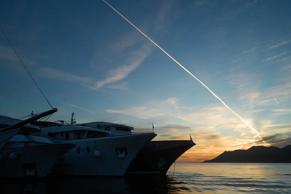 2026-06-14_korcula_yachts-under-contrail-sky_dsc07360.jpg