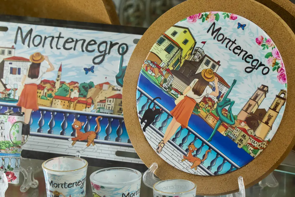 2026-06-11_kotor_souvenir-plates-shop_dsc05515.jpg