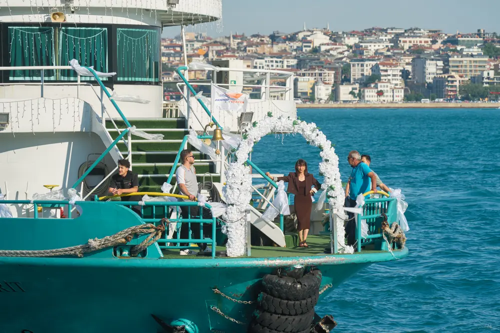 2026-06-06_istanbul_ferry-boarding-deck_dsc03228.jpg