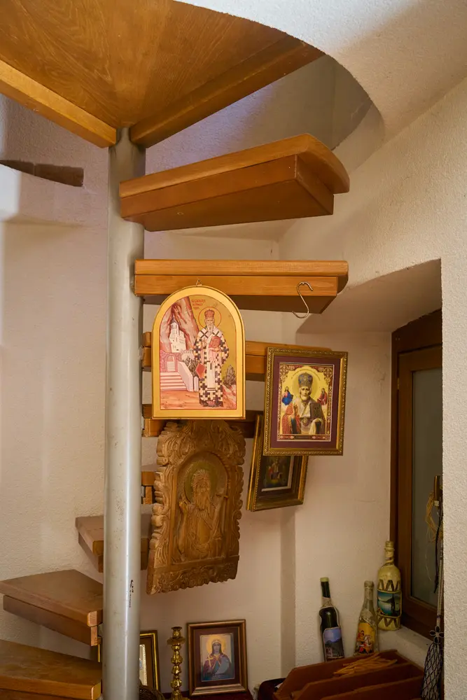 2026-06-12_kotor_icons-in-stairwell_dsc05907.jpg