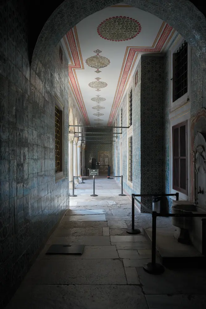 2026-06-07_istanbul_palace-colonnade-corridor_dsc03716.jpg