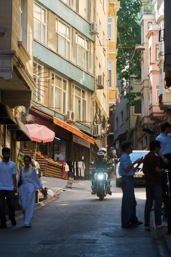 2026-06-07_istanbul_sloping-street-with-scooter_dsc03991.jpg