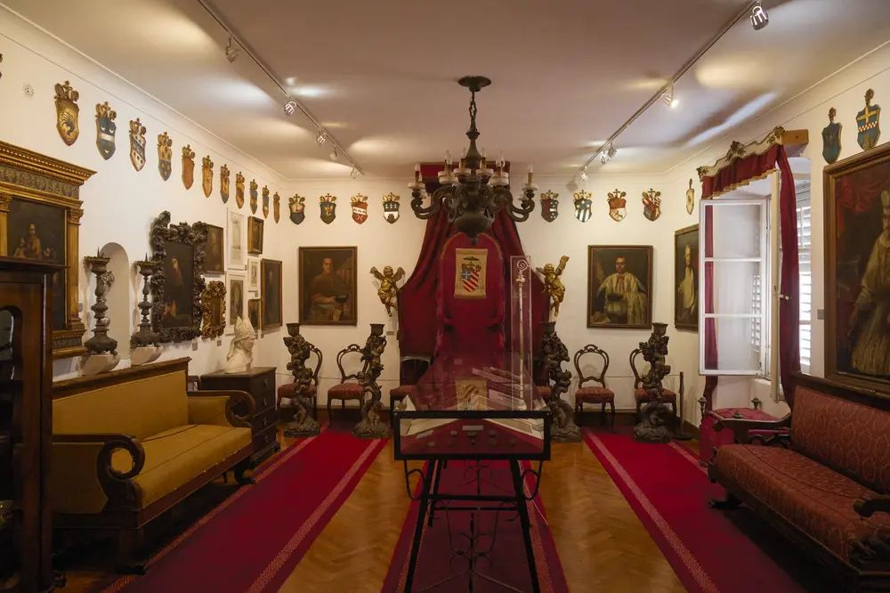 2026-06-13_korcula_museum-hall-with-throne_dsc06604.jpg