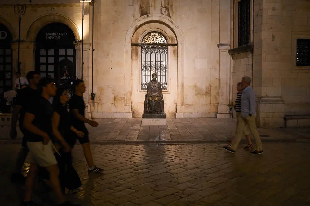 2026-06-15_dubrovnik_lit-statue-niche-at-night_dsc08004.jpg
