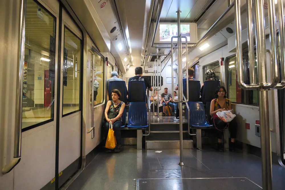 2026-06-06_istanbul_metro-train-interior_dsc02885.jpg