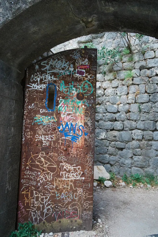 2026-06-11_kotor_graffiti-door-archway_dsc05756.jpg
