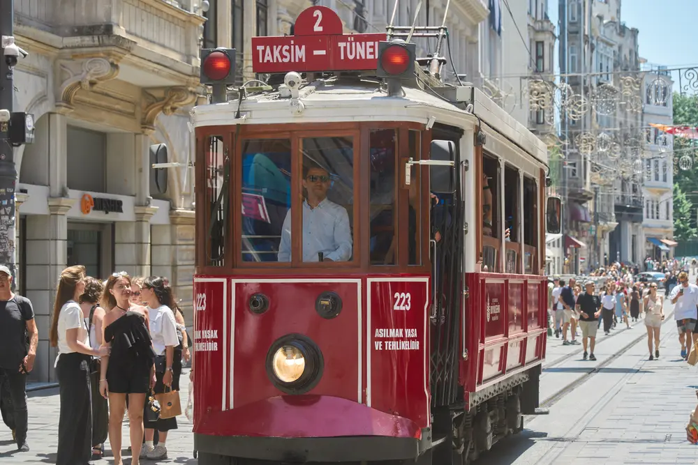 2026-06-06_istanbul_nostalgic-tram-on-istiklal_dsc02958.jpg