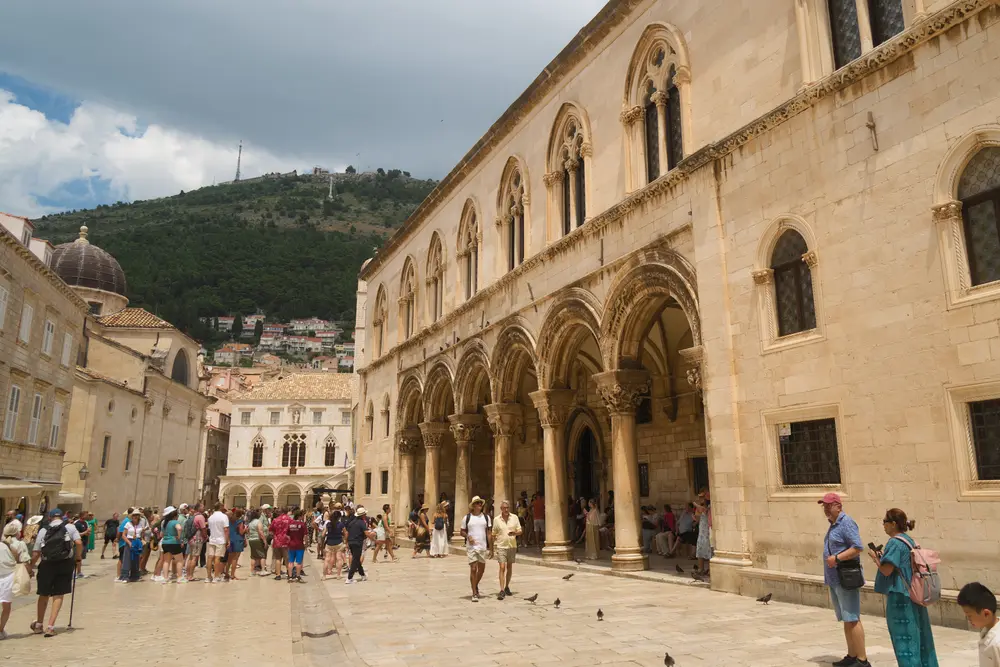 2026-06-15_dubrovnik_palace-facade-and-square_dsc07614.jpg