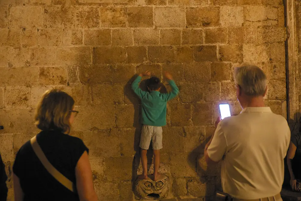 2026-06-15_dubrovnik_balancing-on-wall-gargoyle_dsc08041.jpg