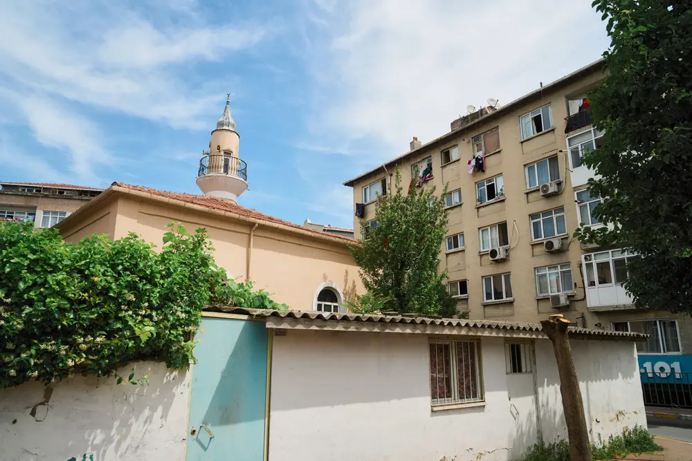 2026-06-09_istanbul_neighbourhood-street-minaret_dsc04745.jpg