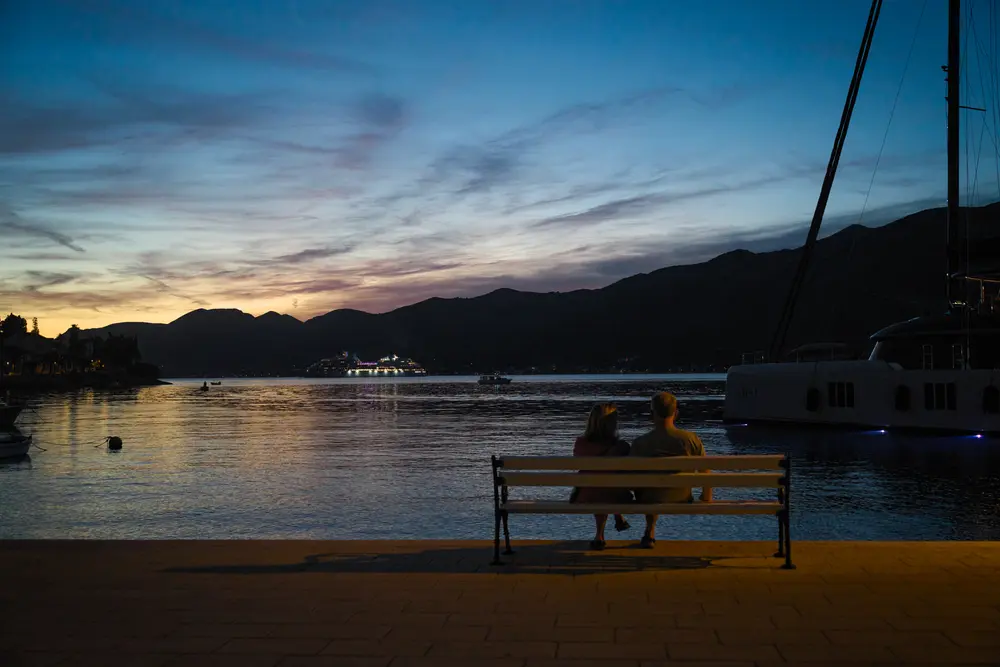 2026-06-14_korcula_couple-on-bench-at-twilight_dsc07492.jpg