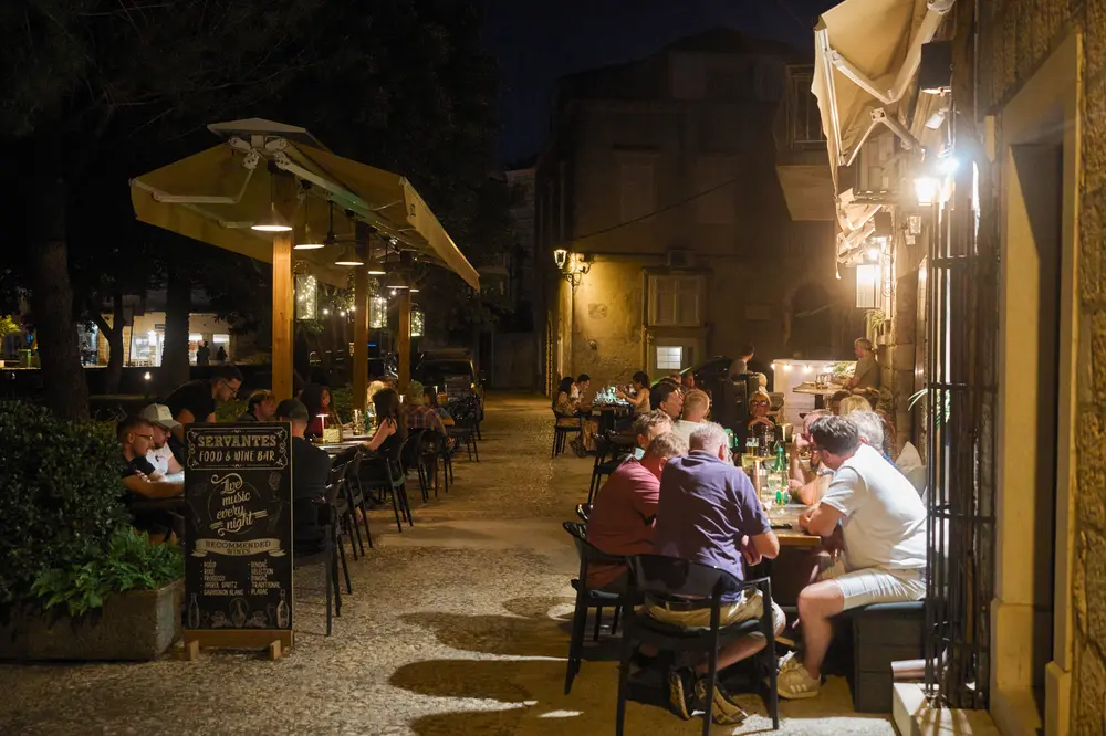 2026-06-13_korcula_lamplit-alley-restaurant_dsc06881.jpg