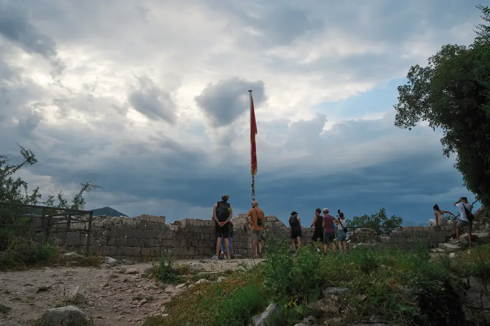 2026-06-11_kotor_hikers-at-summit-flag_dsc05788.jpg