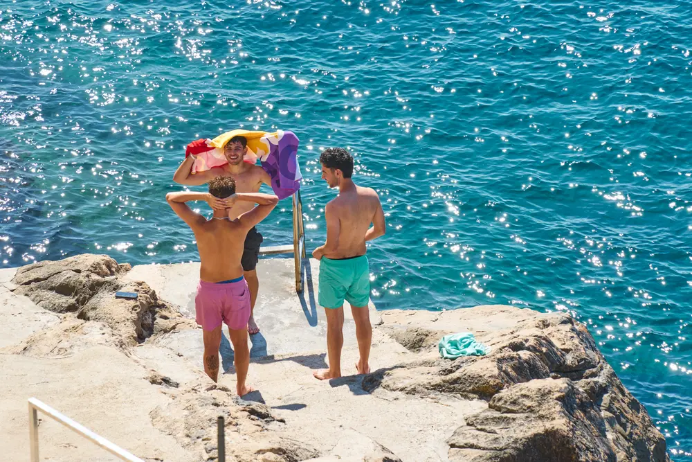 2026-06-10_dubrovnik_swimmers-on-rocky-shore_dsc05055.jpg