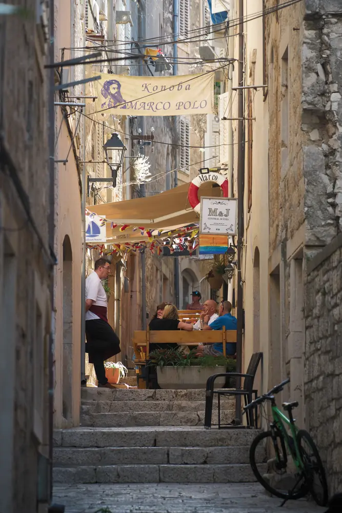 2026-06-13_korcula_stepped-alley-with-cafe_dsc06681.jpg