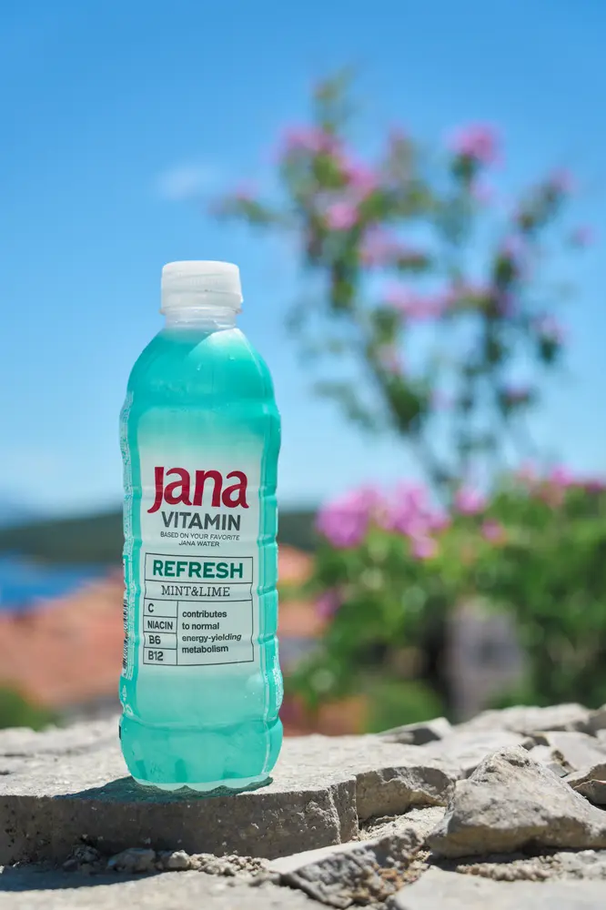 2026-06-14_korcula_drink-bottle-on-wall_dsc07090.jpg